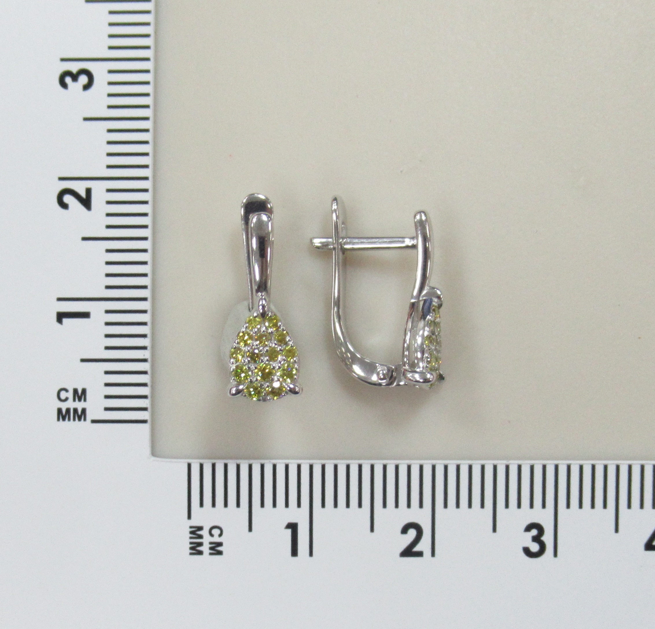 Серьги из белого золота с желтыми бриллиантами